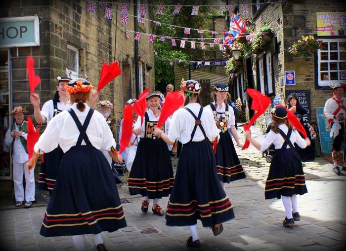 Песни британии. Танец Моррис Великобритания. Моррис танцы в Британии. Танец Моррис в Англии костюмы. Фольклор Англии.
