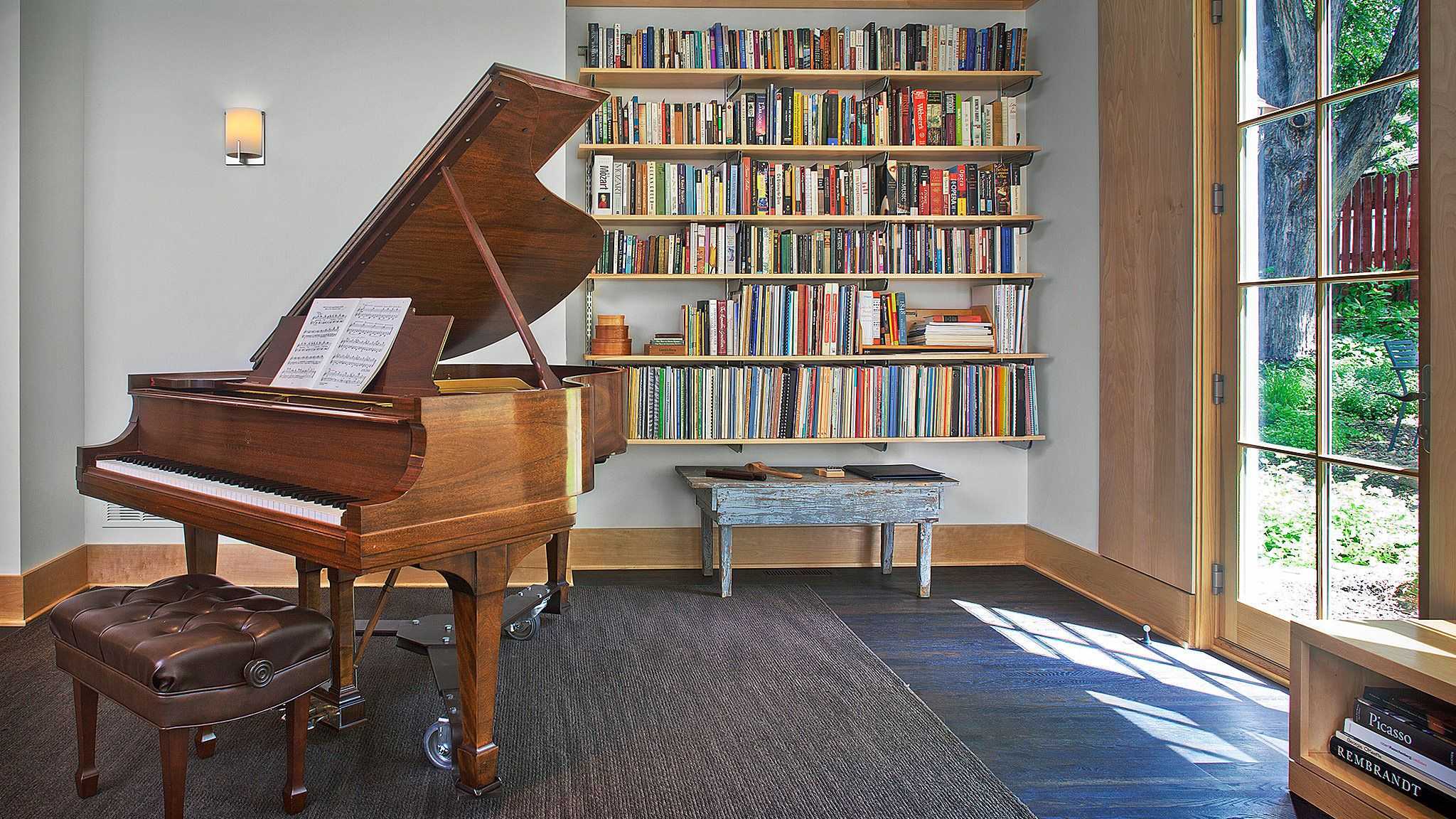Музыку библиотека театр. Интерьер комнаты с пианино. Комната с пианино. Музыкальная библиотека. Пианино в библиотеке.