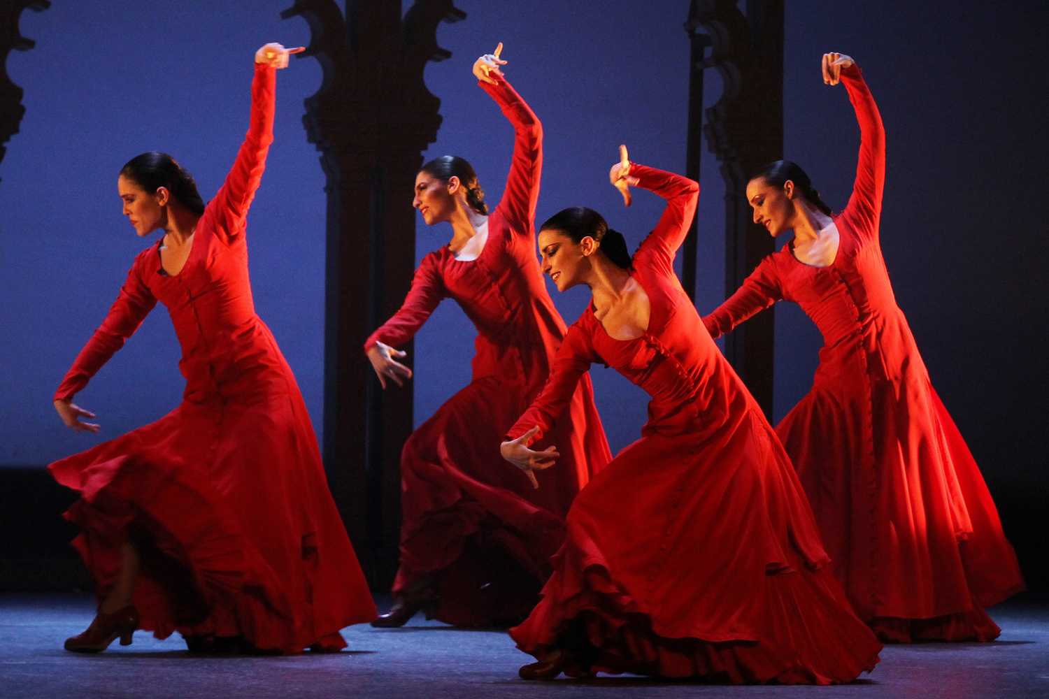 Испанцы танцуют фламенко в Испании