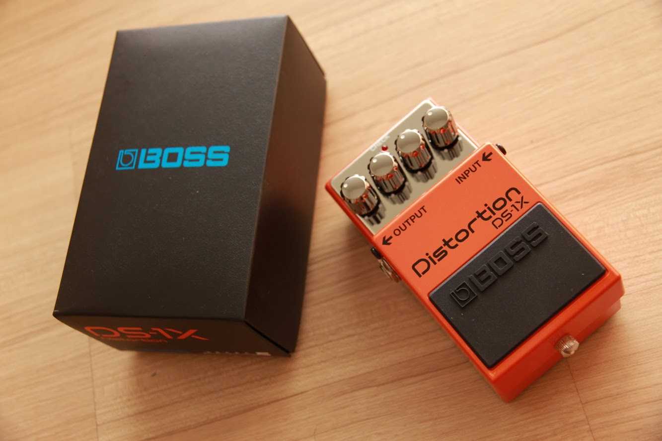 Ds 1. Boss Distortion DS-1. Boss педаль эффектов DS-1x. Педаль Boss ds1 40 лет. Педаль эффектов Boss BB-1x.